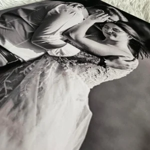 Czarno-biały fotoobraz przedstawiający parę obejmującą się w ujęciu z bliska