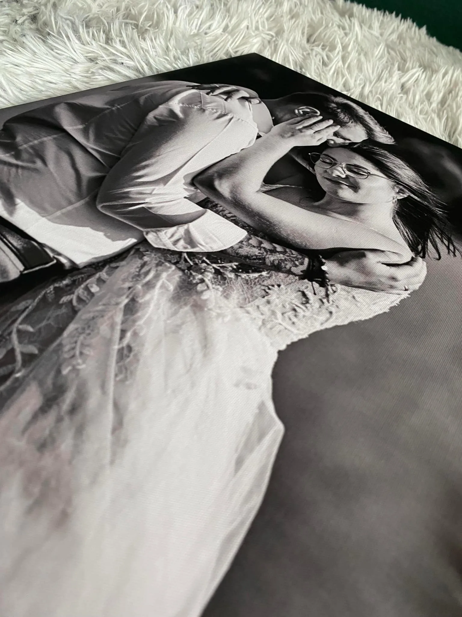 Czarno-biały fotoobraz przedstawiający parę obejmującą się w ujęciu z bliska