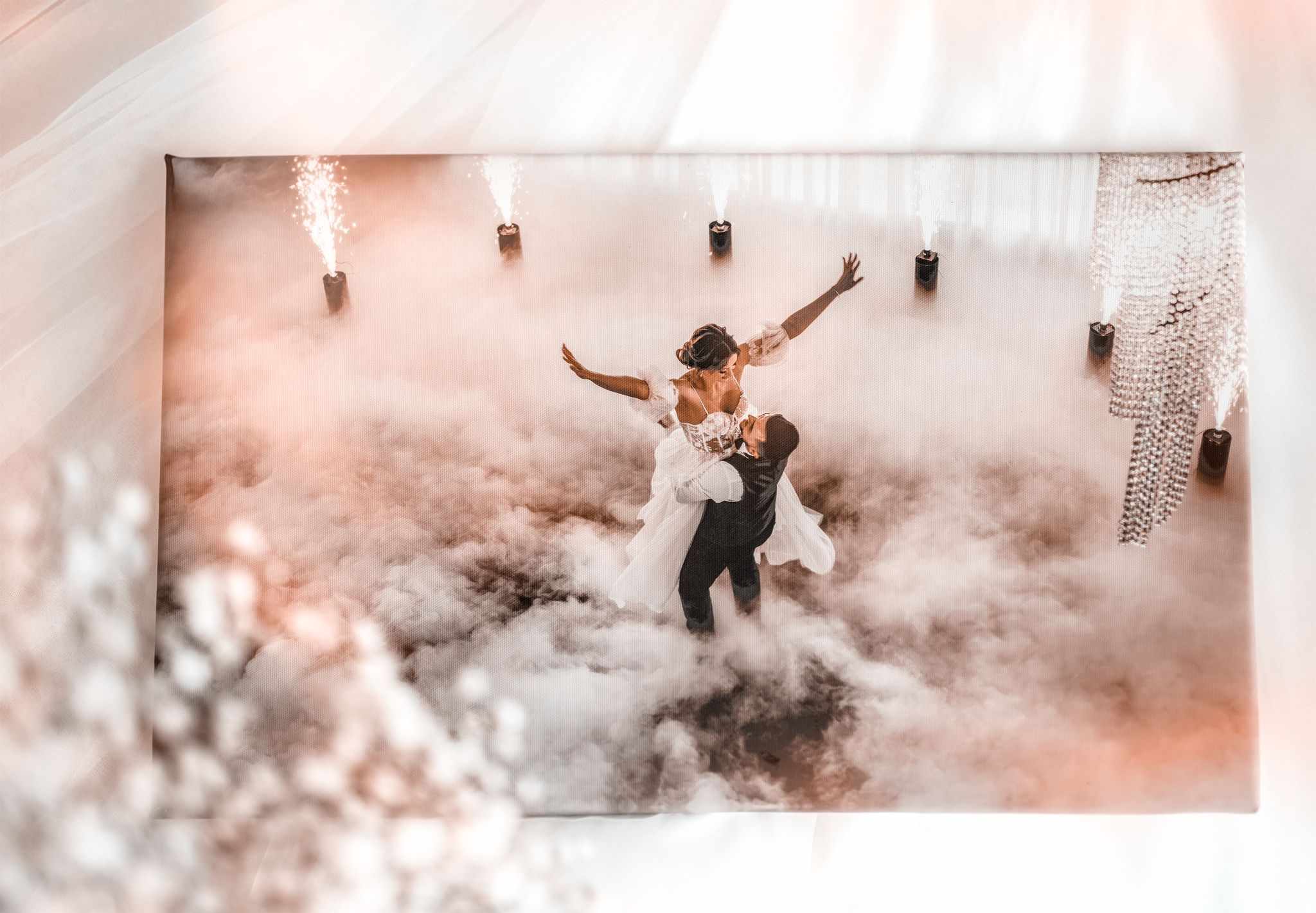 Para młoda tańcząca na sali wśród dymu i efektów świetlnych podczas wesela