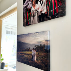 Fotoobraz przedstawiający parę młodą na tle górskiego krajobrazu o zachodzie słońca