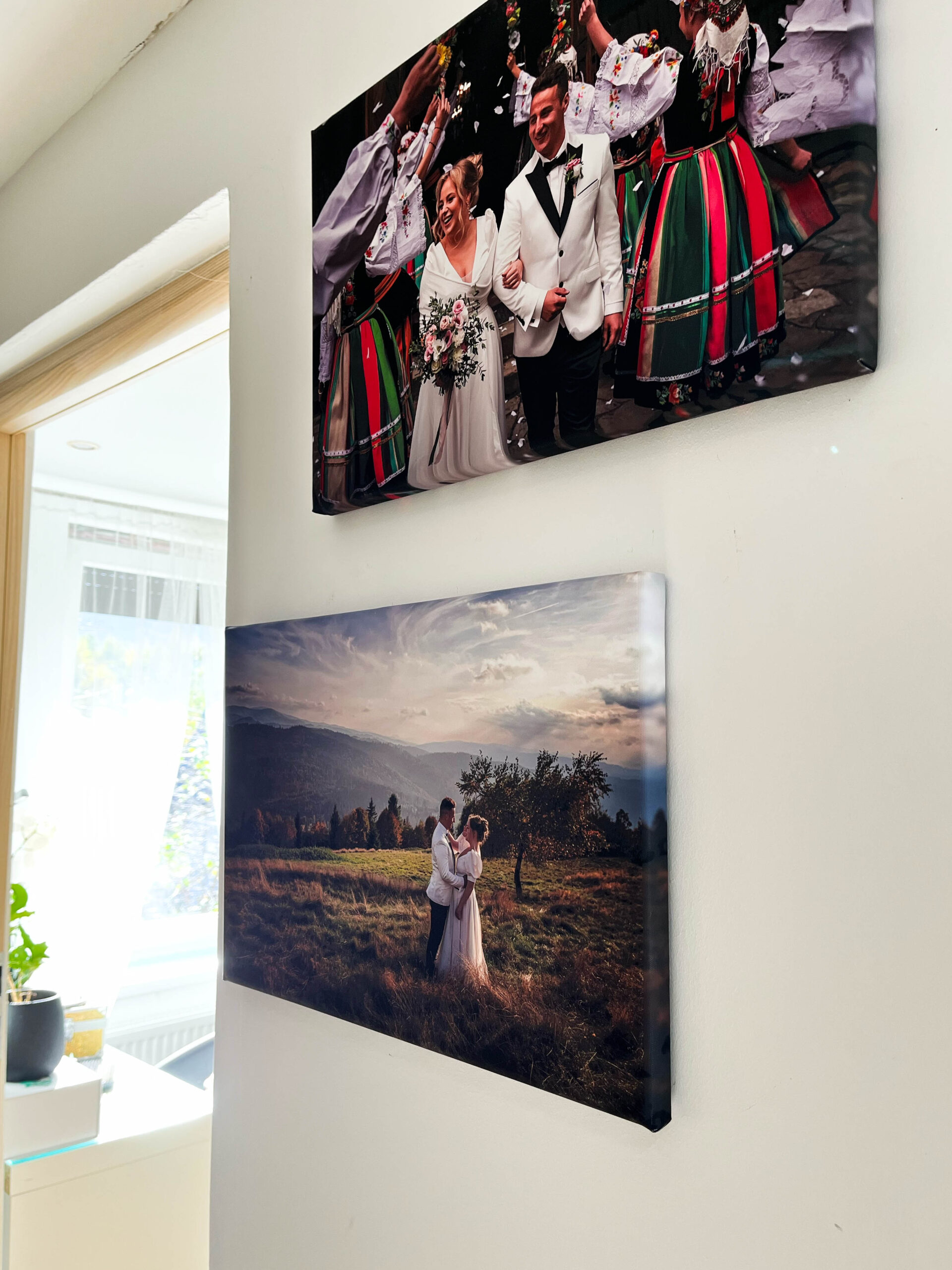 Fotoobraz przedstawiający parę młodą na tle górskiego krajobrazu o zachodzie słońca