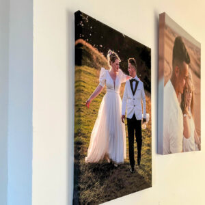 Fotoobraz ze zdjęciem pary młodej na tle zielonego pola w ciepłym świetle