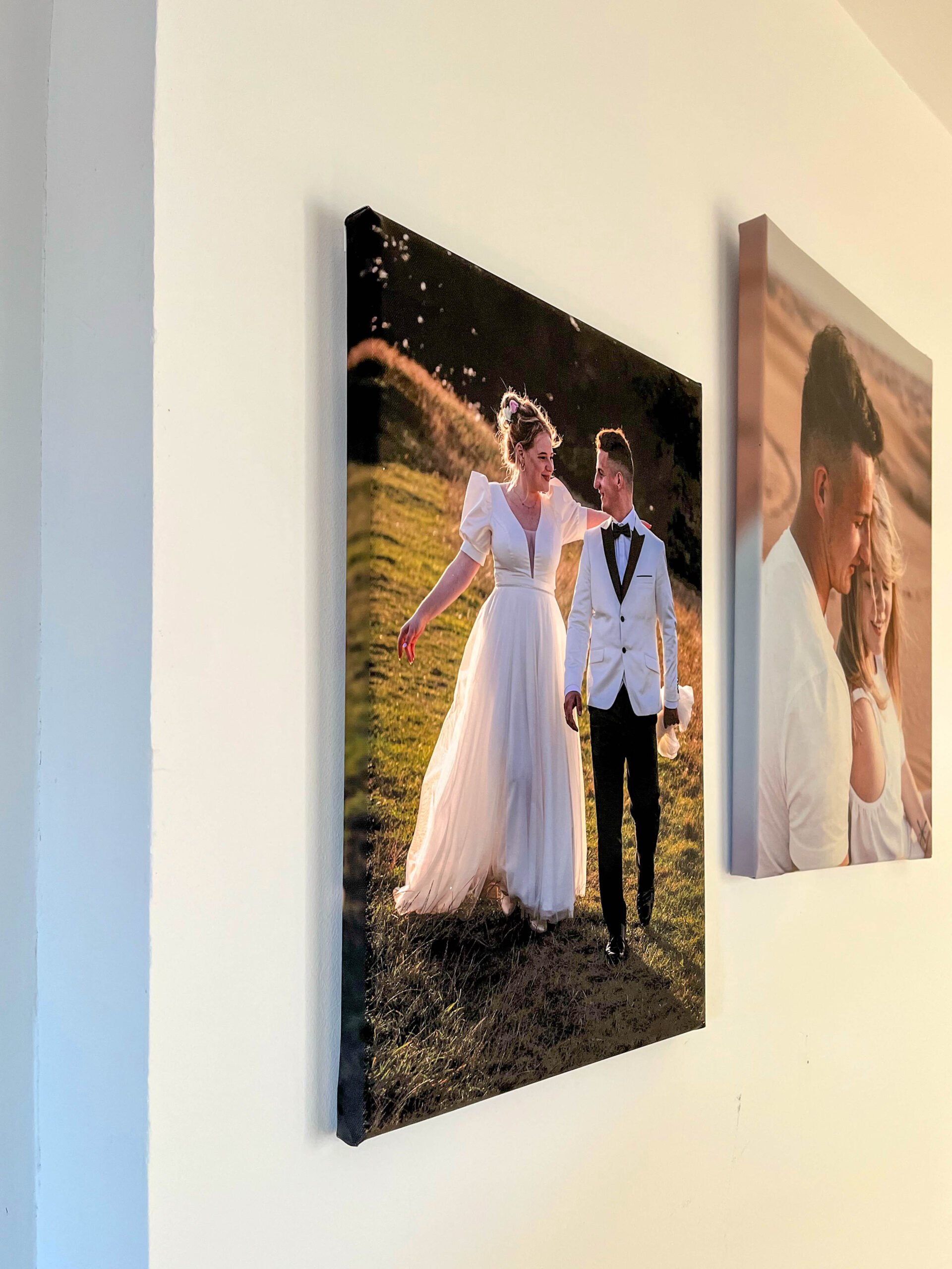 Fotoobraz ze zdjęciem pary młodej na tle zielonego pola w ciepłym świetle