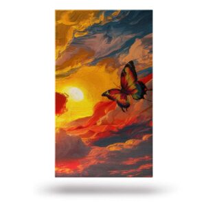 Barwny obraz zachodu słońca z motylem na tle pomarańczowo-czerwonych chmur.